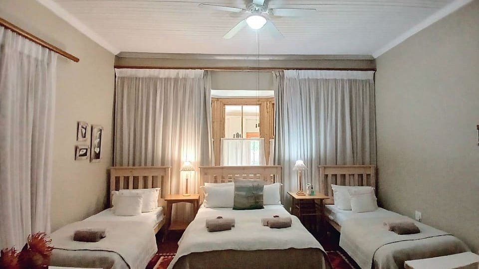 Calamus, the main bedroom of the house: a double bed with a single bed on either side